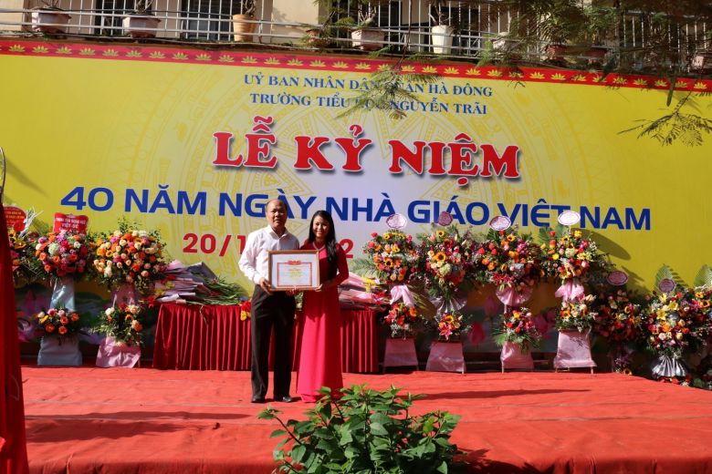 Cô Hoàng Thị Thu TPT Đội nhận Bằng Khen của Thành Đoàn Hà Nội