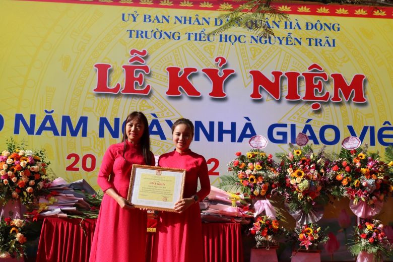 Cô giáo Nguyễn Diệu Linh nhận Giấy khen của LĐLĐ quận Hà Đông
