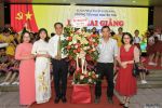Công ty Nước sạch Hà Đông tặng hoa nhà trường