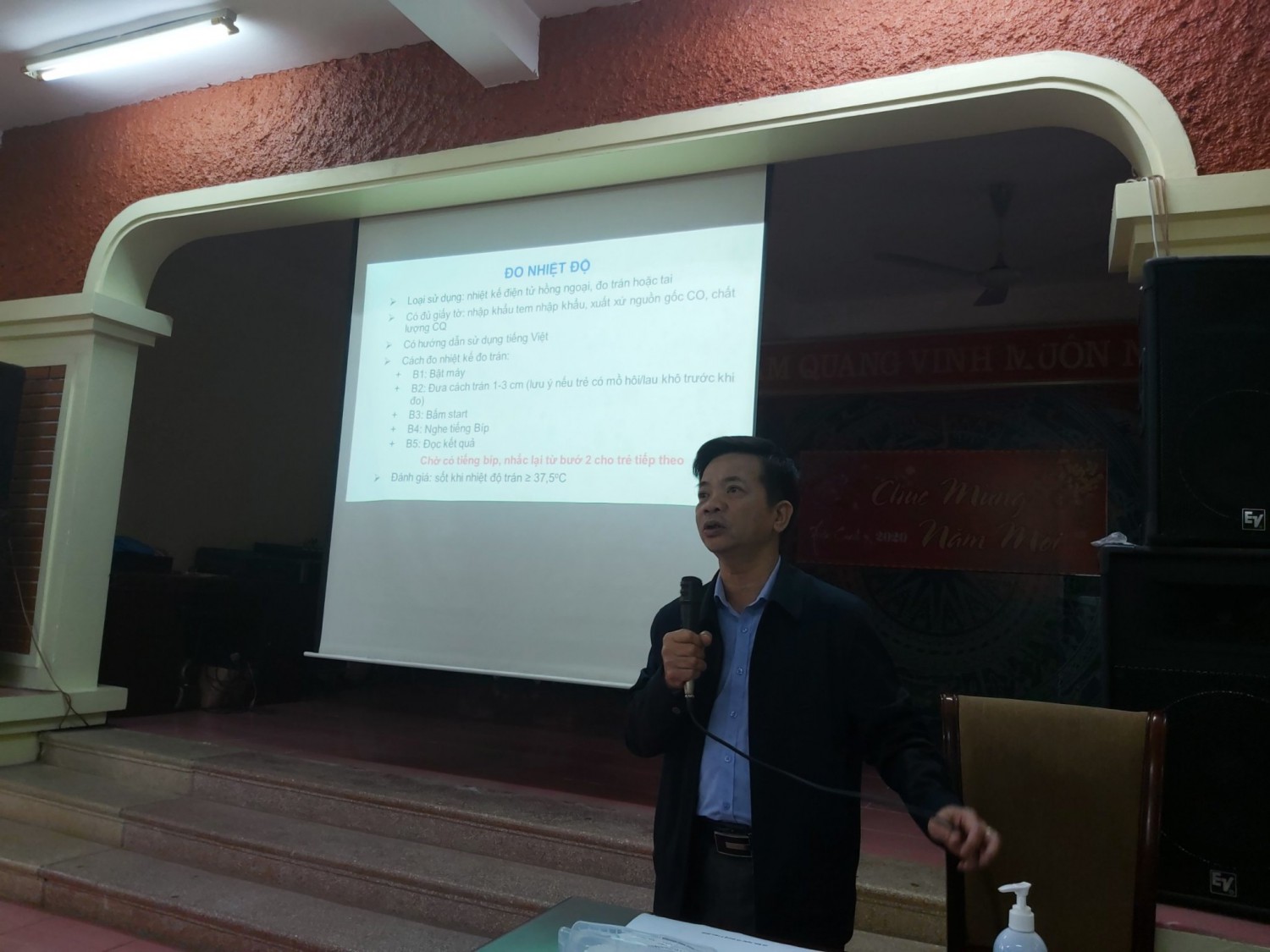 Đồng chí Nguyễn Đức Quý - Trưởng trạm y tế phường Nguyễn Trãi- Hà Đông đến hướng dẫn cho tập thể trường TH Nguyễn Trãi